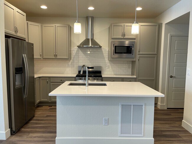 Foto del edificio - 3bed/3.5bath Townhouse in Downtown Superior - Available August!