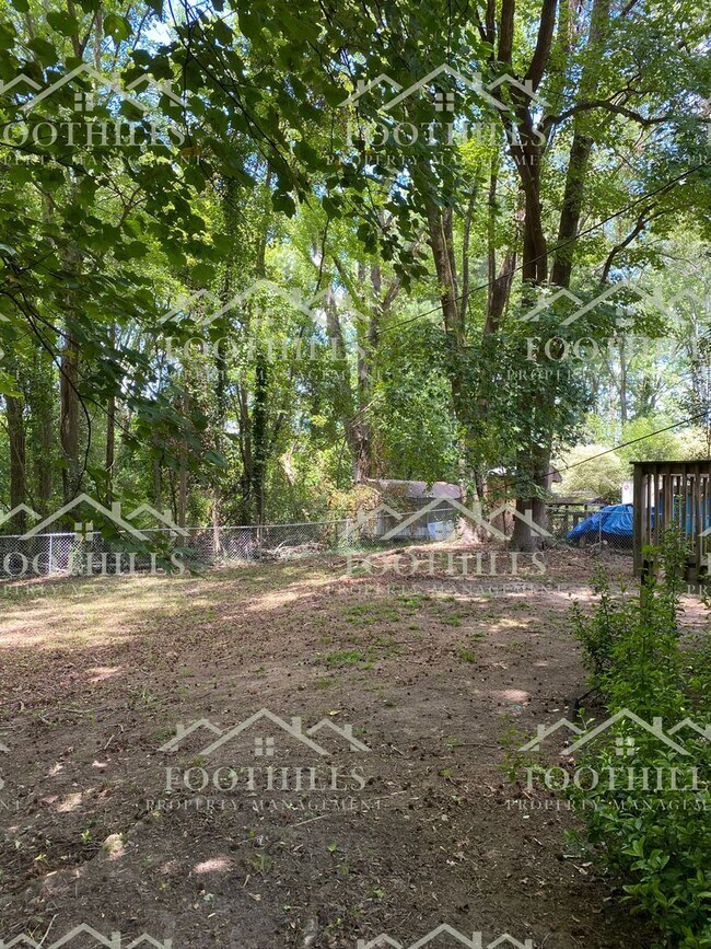 Foto del edificio - Cozy 2-Bedroom Home with Hardwood Floors, ...