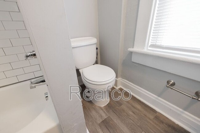 Building Photo - 358 1/2 Saint Clair Ave