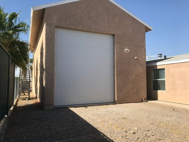 Building Photo - COMING SOON! Huge RV garage! SPLIT FLOOR P...