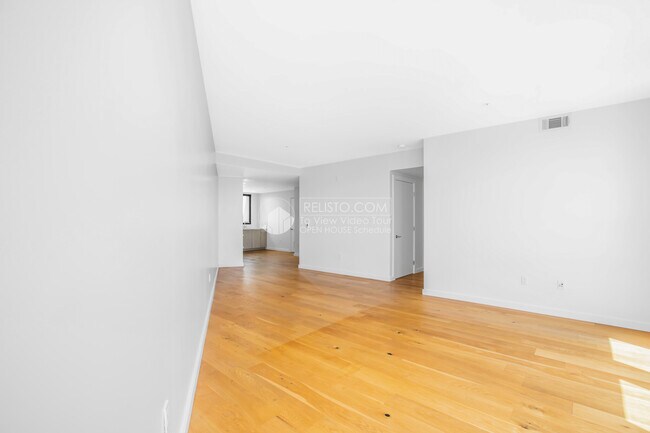 Building Photo - 300 Ivy St