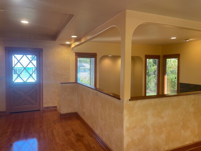 Building Photo - Cute Custom 2 bdrm 2 bath home