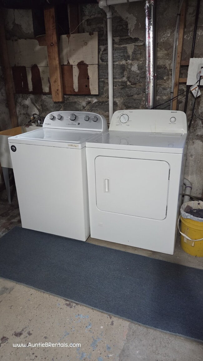 Building Photo - Utilities included PETS Welcome - Quiet Studio Apartment - Check out the VIDEO TOUR