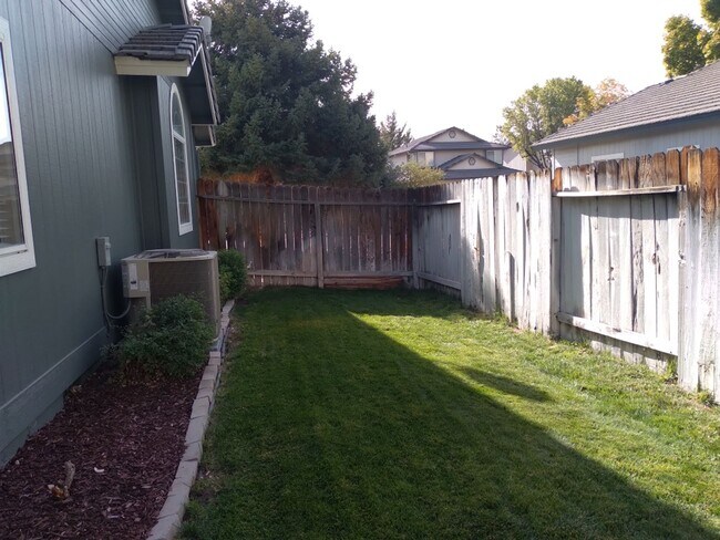 Building Photo - Beautiful 3bd/2bth -3 car garage off of Lo...