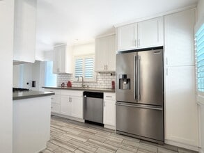 Building Photo - 2025 Euclid Ave