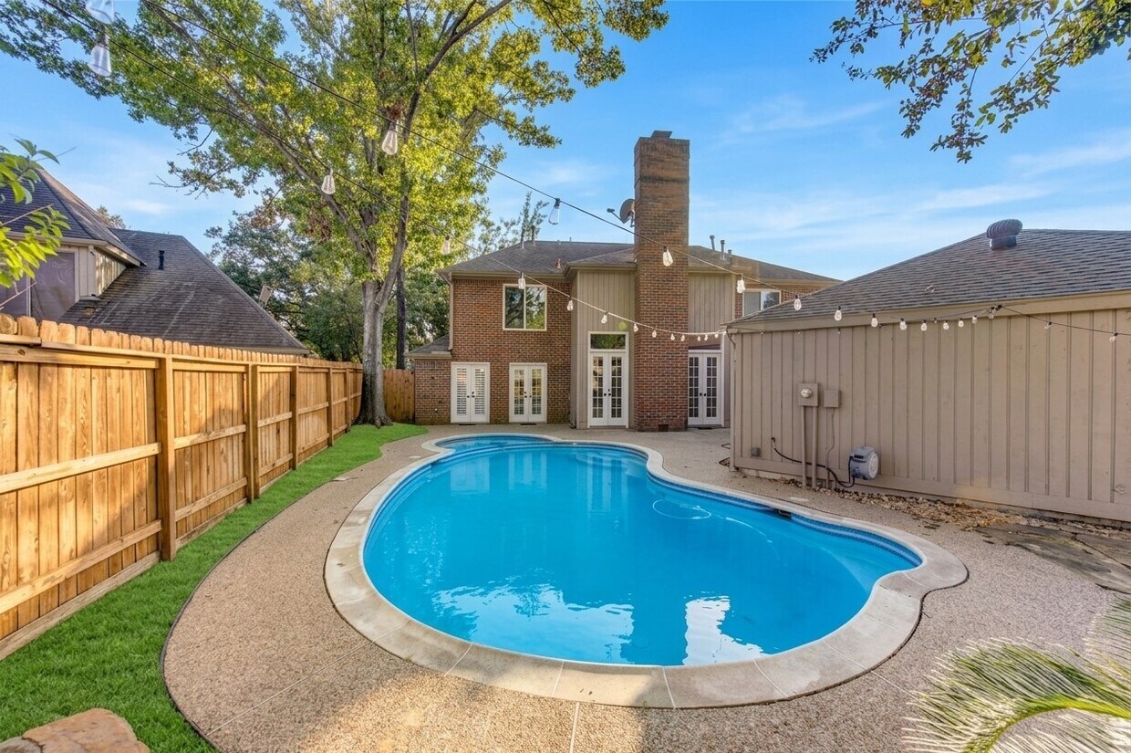 Building Photo - 2103 Shadybriar Dr