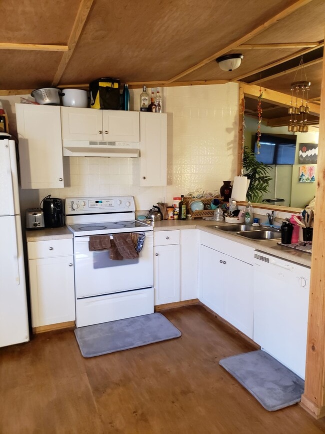 Building Photo - 3737 Junaluska Rd