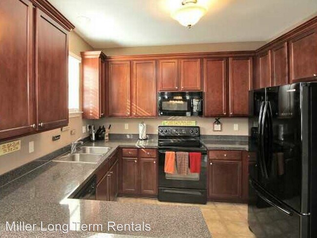 Building Photo - 3 br, 2.5 bath House - 79 10th Avenue