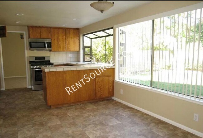 Foto del edificio - 4 Bedroom House for Lease located in Valencia