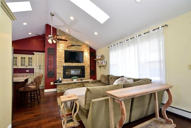 Building Photo - 62 Reposa Sq