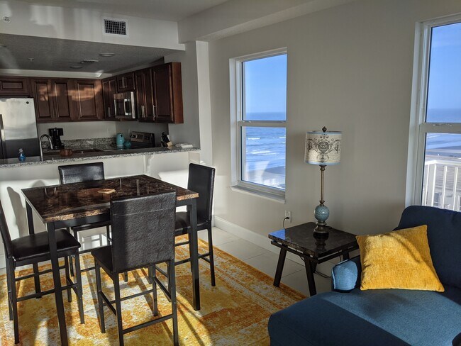 dining area - 3721 S Atlantic Ave