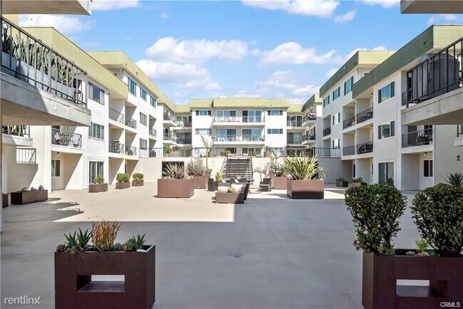 Foto del edificio - 2 br, 1 bath Condo - 1600 Ardmore Ave Unit...