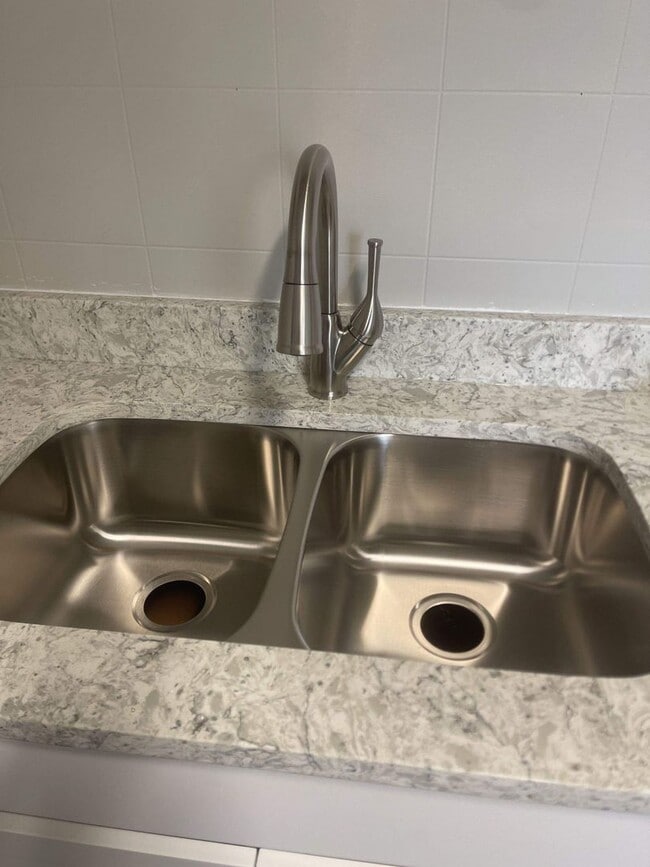 Building Photo - 2 bedroom House for Rent