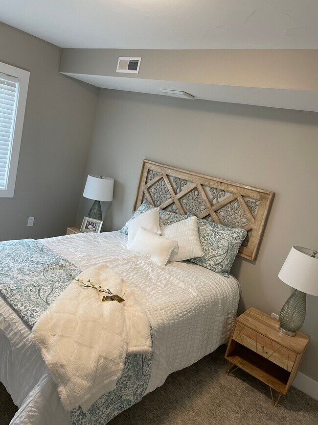 Second bedroom - 525 S Garfield Ave