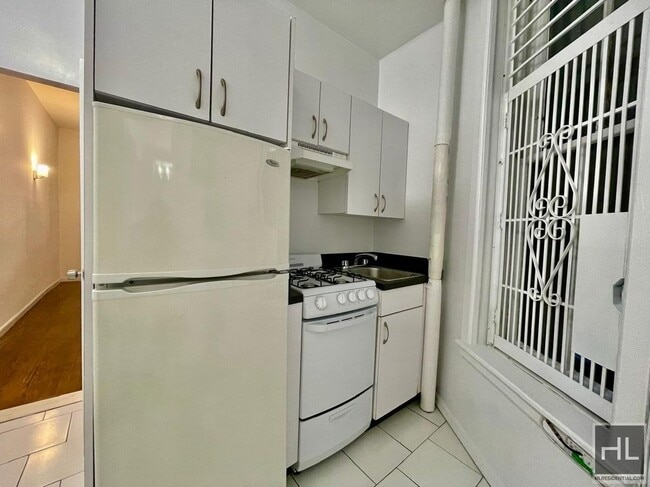 Building Photo - EAST 89 St