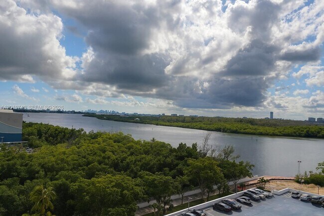 Foto del edificio - 100 Bayview Dr