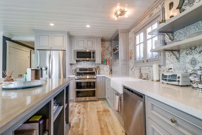 Building Photo - Furnished 2Bd/1Ba Apartment 2nd floor