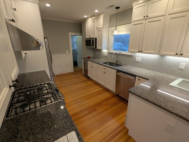 Building Photo - 185 Mystic St