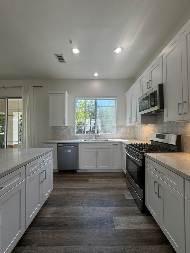 Building Photo - Modern Tri-Level Townhome in Tustin Ranch
