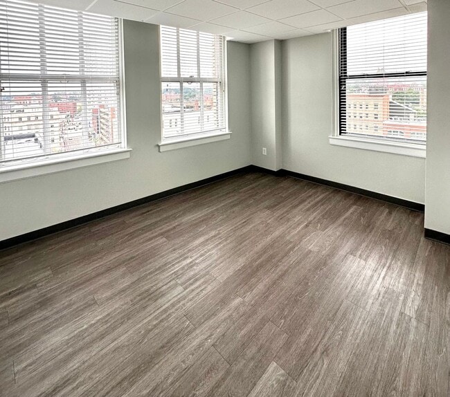 Interior Photo - Park Plaza on the Grid