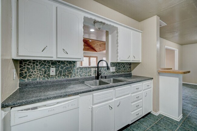 Foto del edificio - 4 bed, 2 bath home in Moore