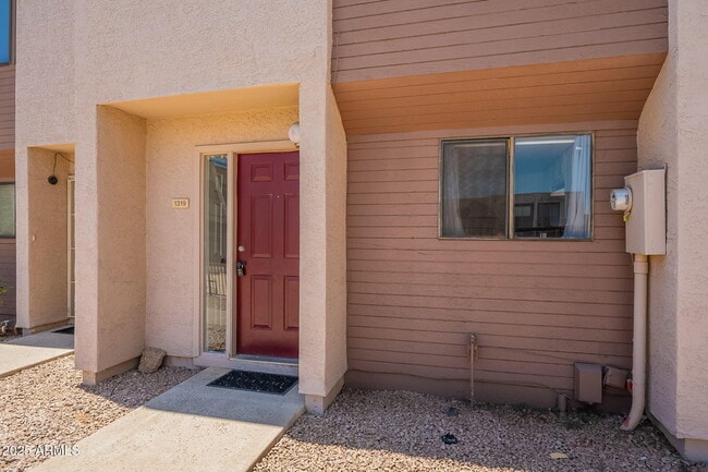 Building Photo - 1319 S Hardy Dr