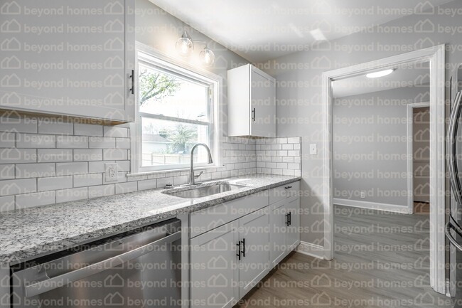 Building Photo - Beautiful and Newly Renovated 3 bedroom / ...