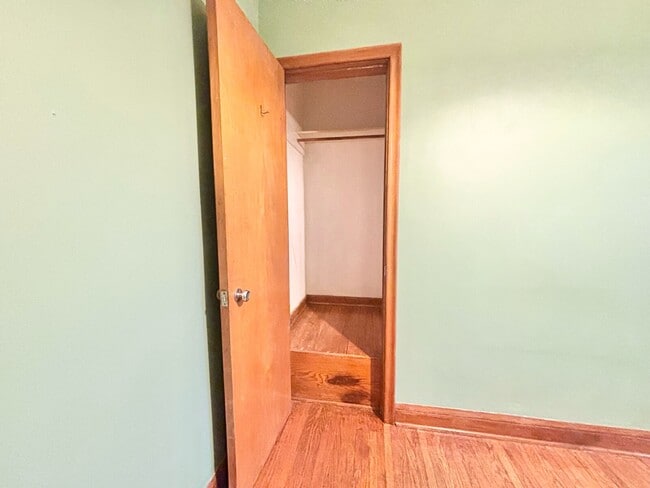 Building Photo - 2 BED - 1 BATH - ST. CATHERINES - APARTMENT BUILDING