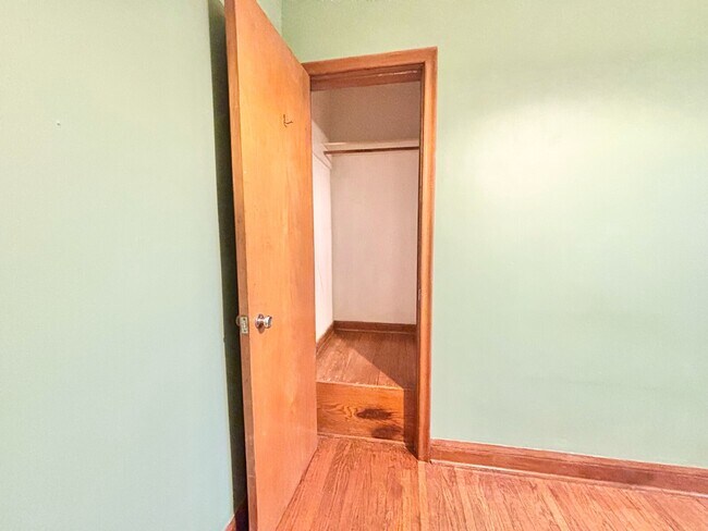 Photo du bâtiment - 2 BED - 1 BATH - ST. CATHERINES - APARTMENT BUILDING