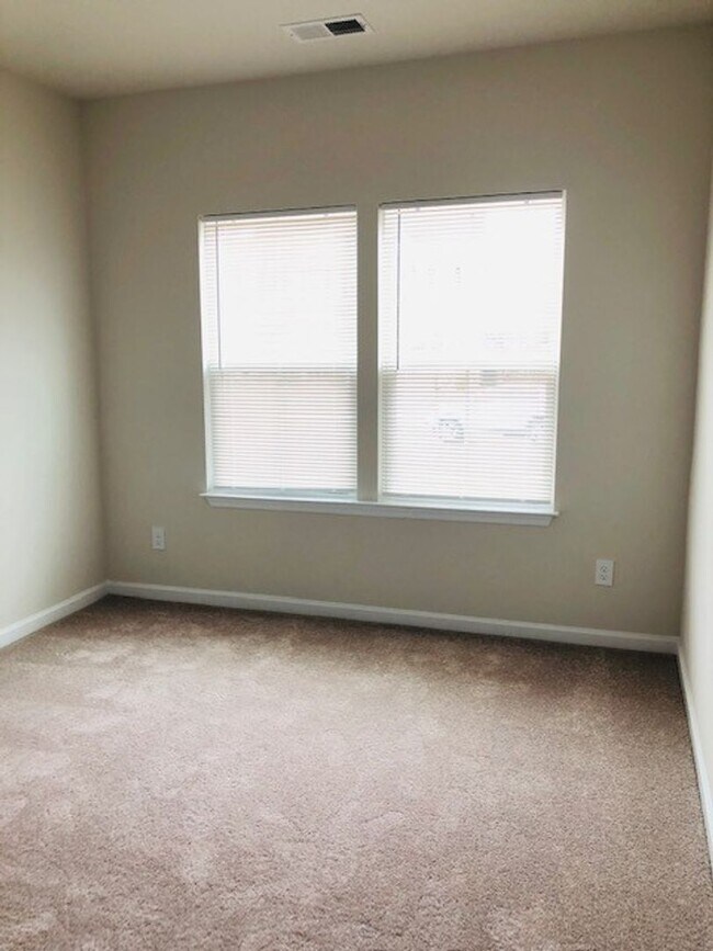 Foto del edificio - Like New - Single Story Living - 3 Bedroom...