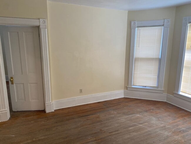 Building Photo - 2 Bedroom Bungalow Near Downtown