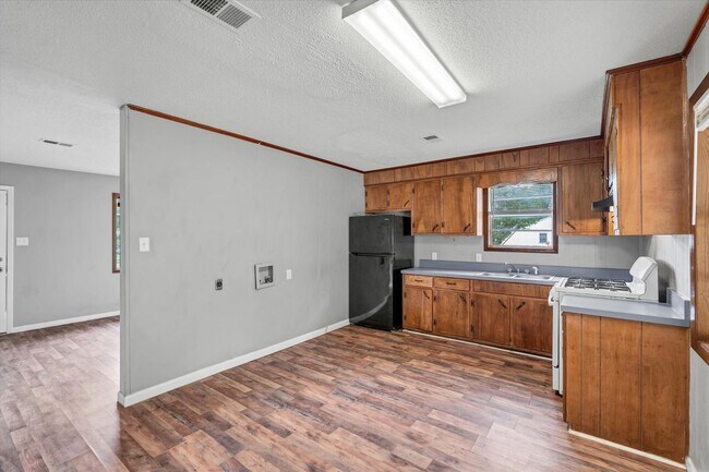 Foto del edificio - 3 Bedroom Home Across from JHS