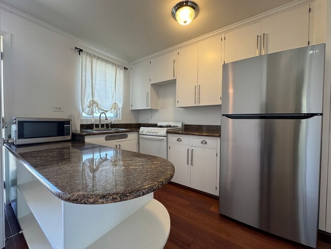Building Photo - Perfect blend of comfort and accessibility...