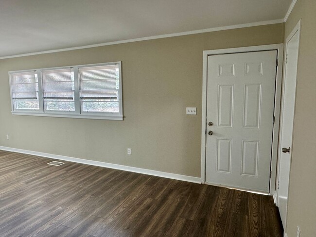 Foto del edificio - 3 Bedroom in Forest Hills !