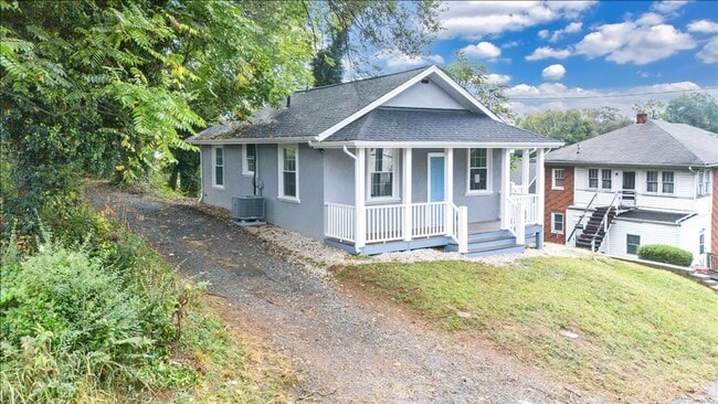 Building Photo - Updated 2 bedroom 1 bath with all new appl...