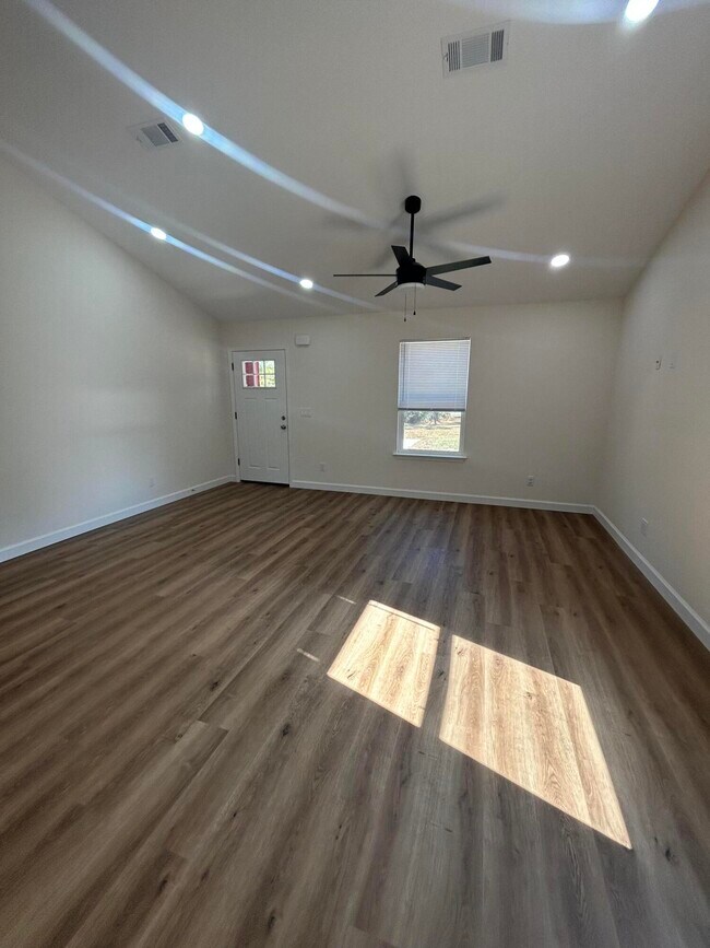 Building Photo - 552 Kings Lake Blvd