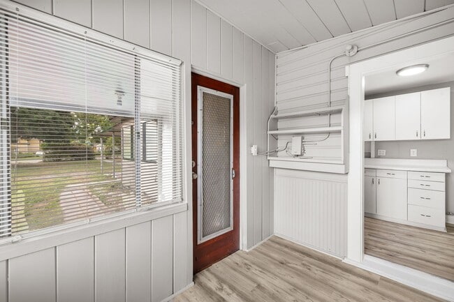 Building Photo - $25 Drive by & Apply 2 Beds 2 Bath House * Large Living/Dining + Bonus Room and Yard** Move in by...