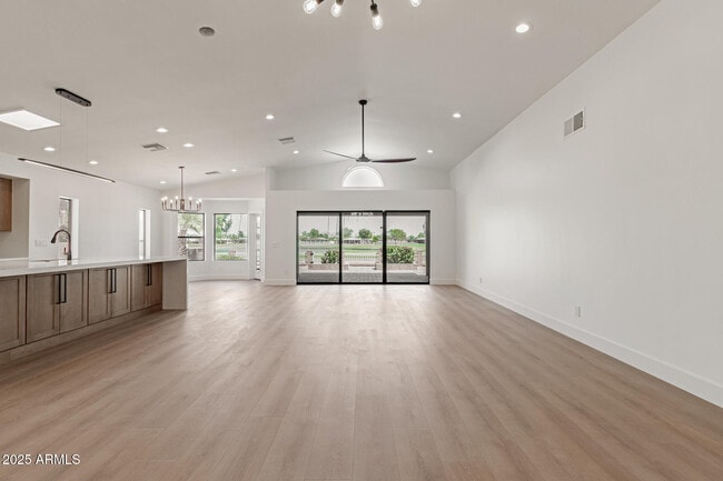 Building Photo - 8883 E Fairway Blvd