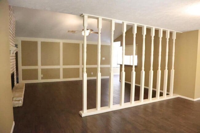 Foto del edificio - 2215 Silver Falls Dr