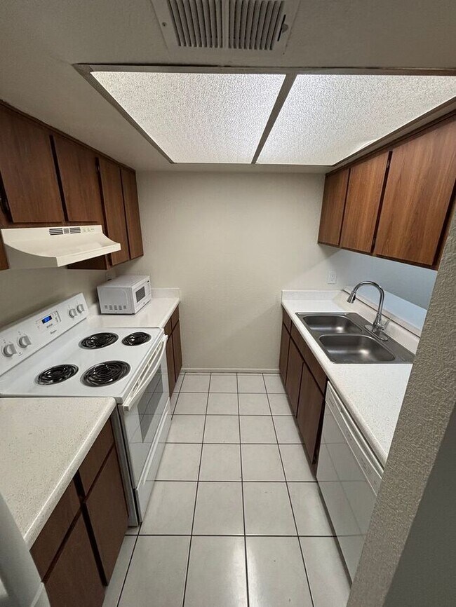Building Photo - Welcome Home to El Diablo Apartments – 1 Bedroom in the Heart of Tempe!