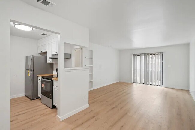 Foto del edificio - 230 N Crow Rd