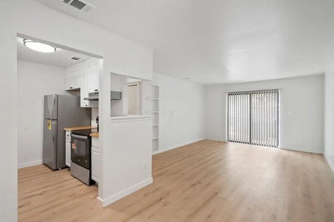 Building Photo - 230 N Crow Rd