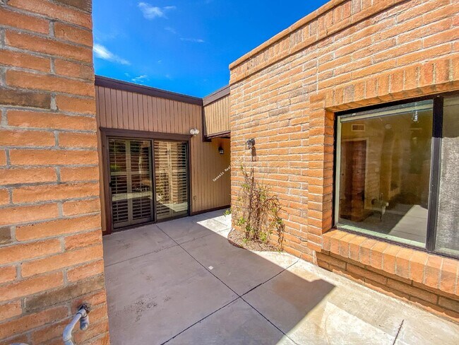 Foto del edificio - "Charming 2-Bed, 2-Bath Townhouse with Cozy Fireplace in Tucson's Scenic Sunrise Territory neighb...