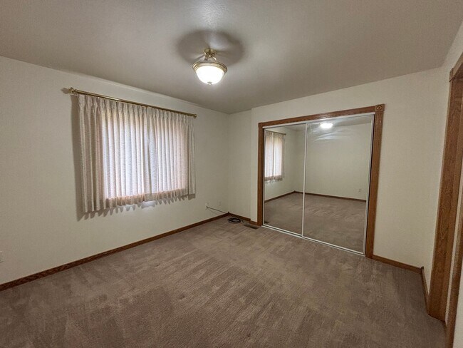 Building Photo - Beautiful 2 Bedroom 2 Bathroom Storage Gal...