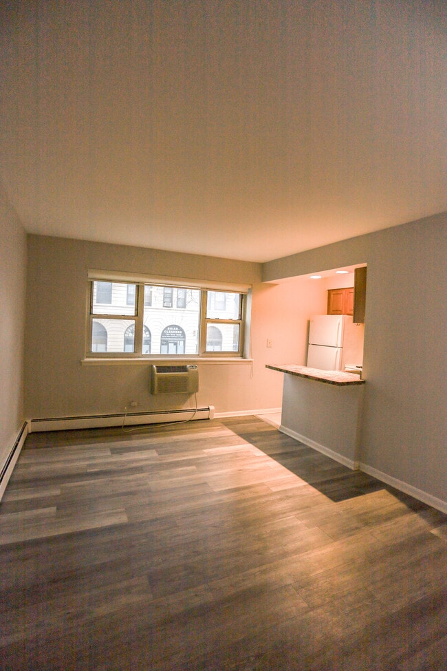 Building Photo - 522 W Briar Pl