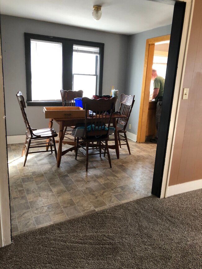 Dining area - 711 N 30th St