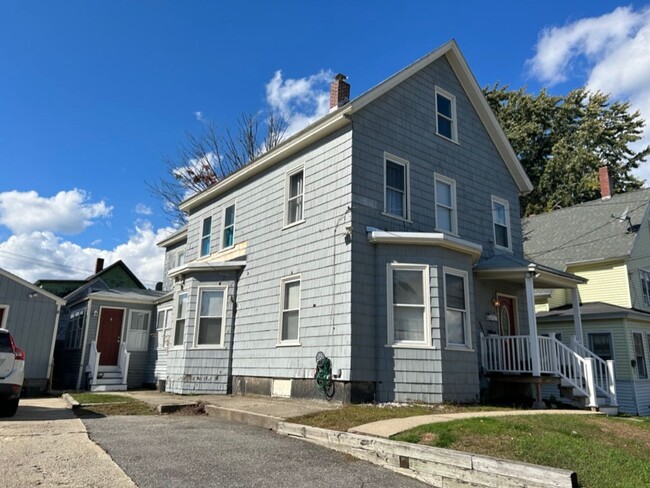 Building Photo - Historic 3 Bedroom First Floor Unit