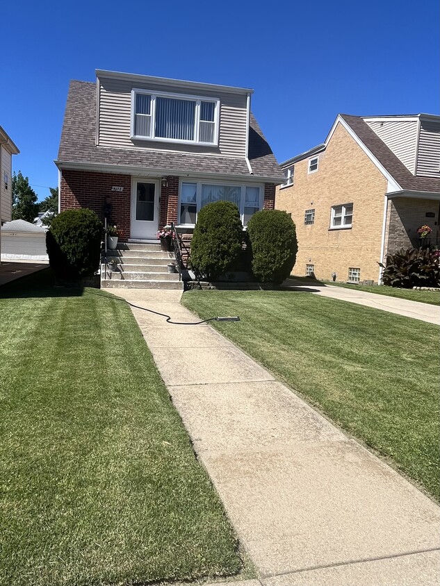 Primary Photo - 6138 W Leland Ave