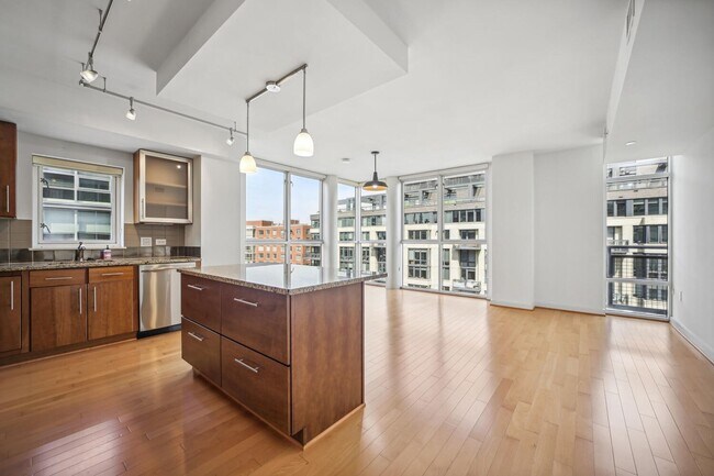 Building Photo - MUST SEE! Beautiful 2BR/2BA top floor corn...