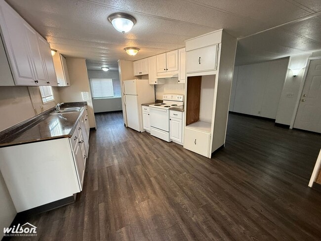 Foto del edificio - 3bd/2ba Home with a Large Yard - Near Randall Park!